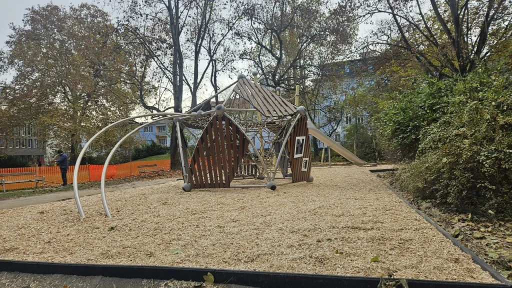 Fallschutz aus Lärchenhackschnitzel